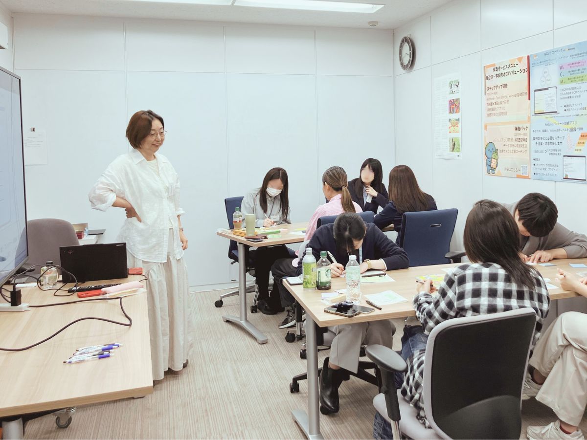 ワークショップ会場でファシリテーターが参加者に語りかける様子